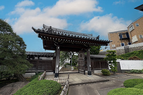 境内の中から見た山門