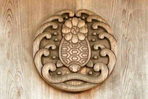 山門に掲げられた亀紋