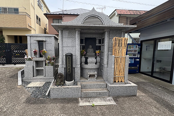 左手：動物供養塔 右手：永代供養墓『久遠廟』